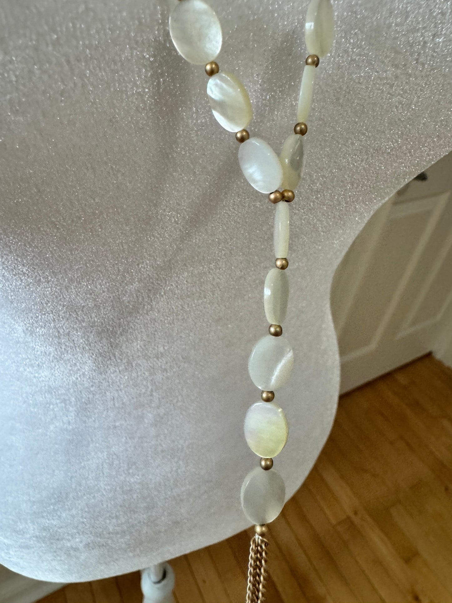 Vintage Mother of Pearl & Gold-Tone Lariat-Style Necklace – Adjustable Y-Drop Design