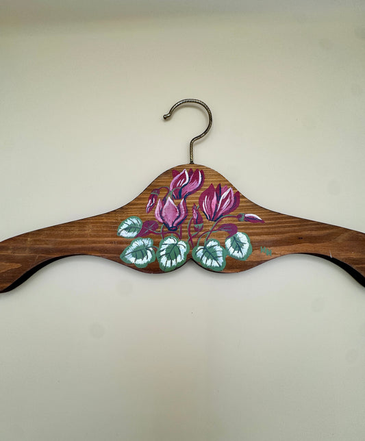 Hand-Painted Wooden Clothes Hanger with Cyclamen Flowers – Vintage Floral Decor