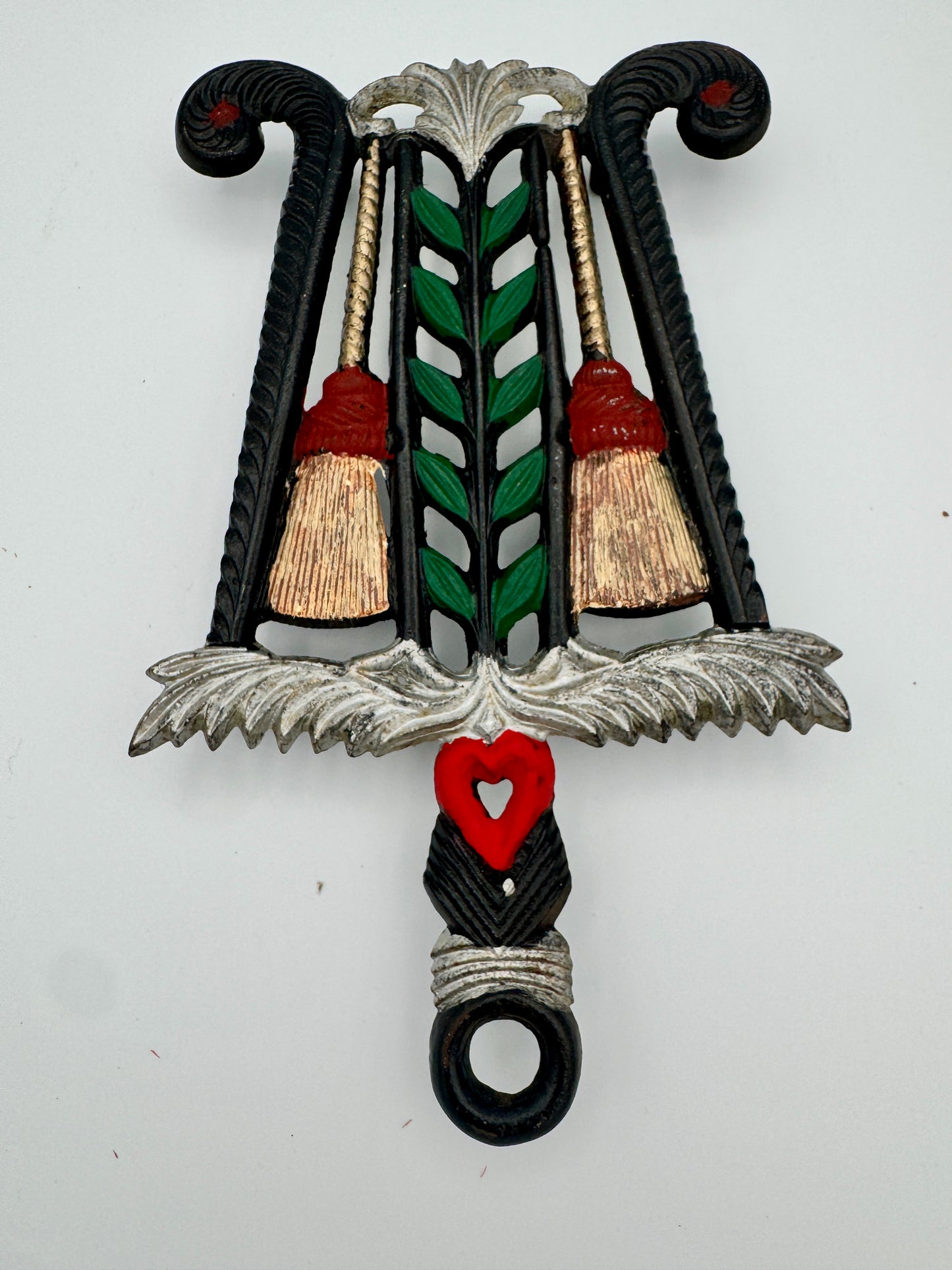 Vintage Virginia Metalcrafters Cast Iron Trivet – Marked VM 910