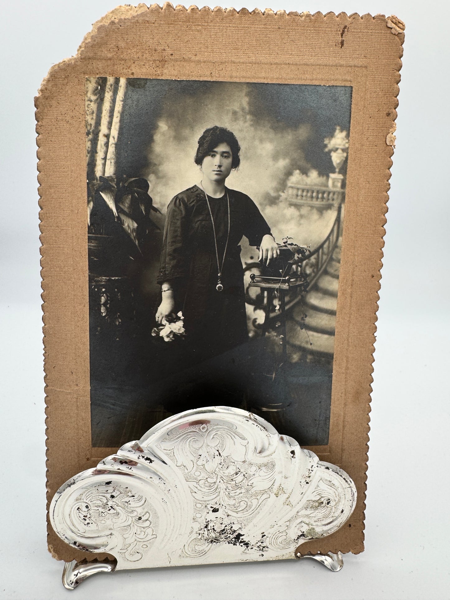 Antique 1900s Cabinet Card – Woman with Locket & Flowers (Italy)