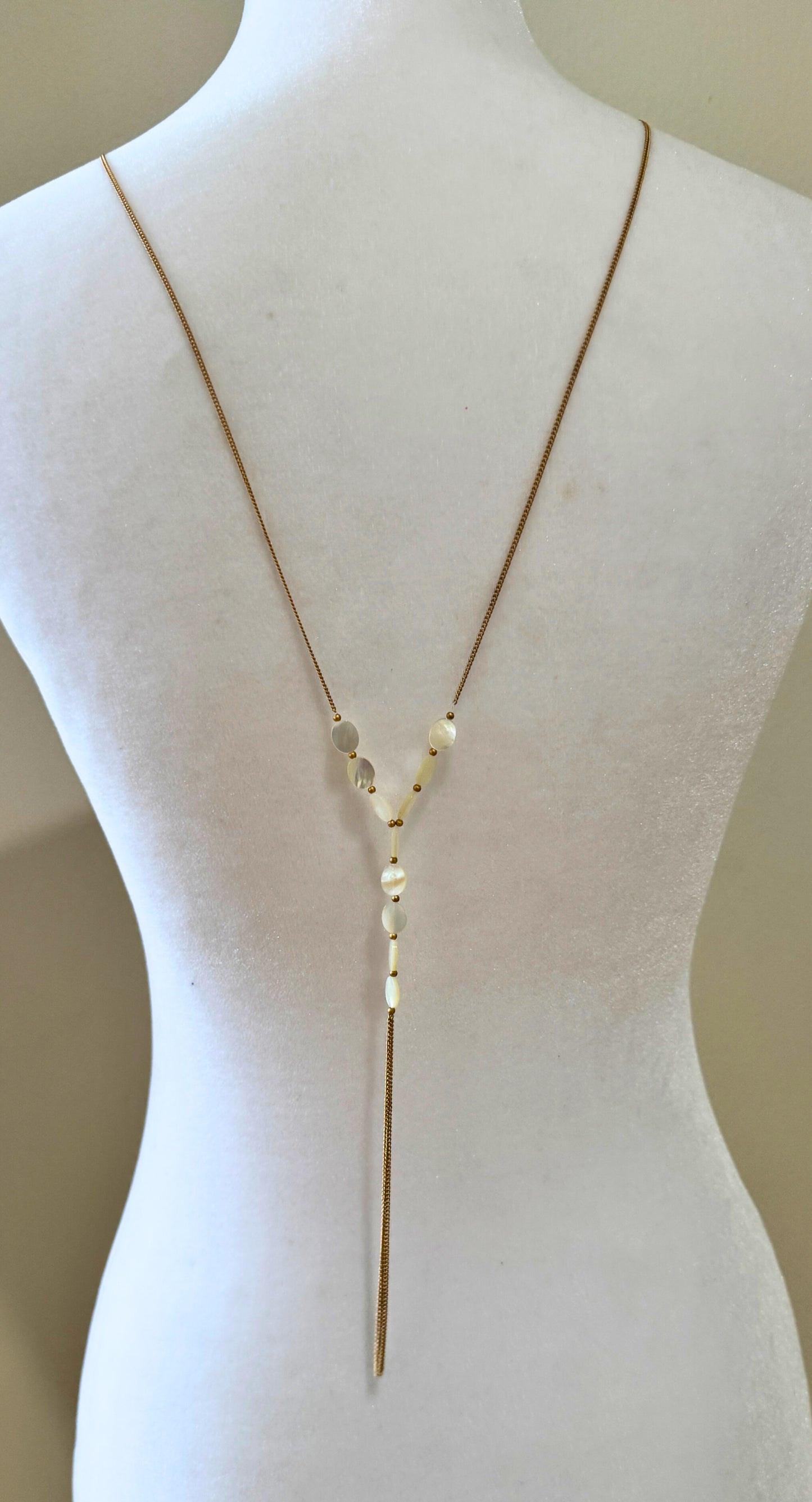 Vintage Mother of Pearl & Gold-Tone Lariat-Style Necklace – Adjustable Y-Drop Design