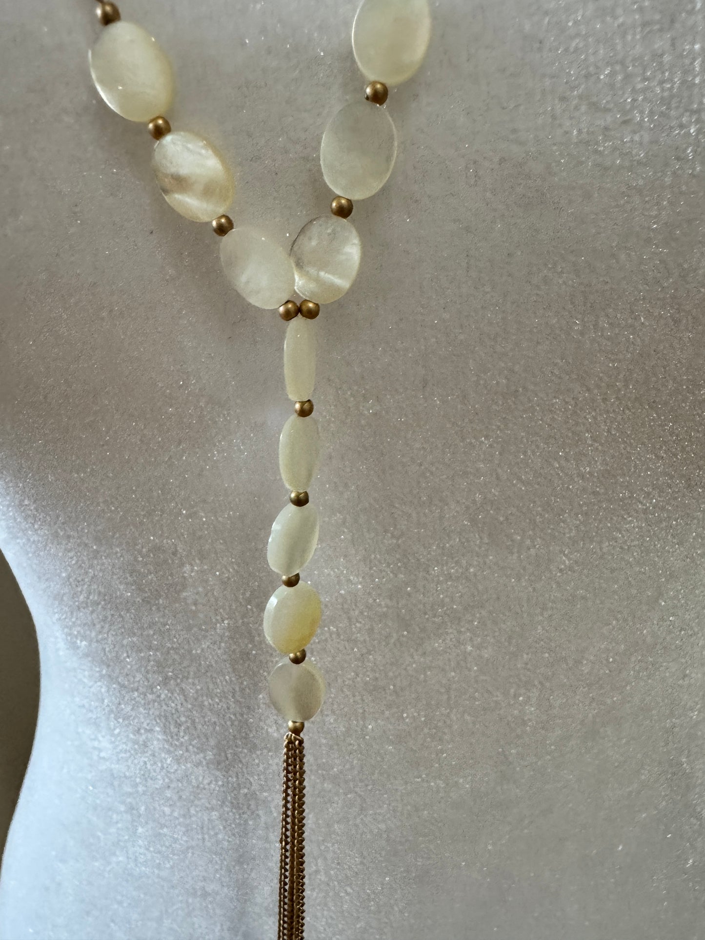 Vintage Mother of Pearl & Gold-Tone Lariat-Style Necklace – Adjustable Y-Drop Design