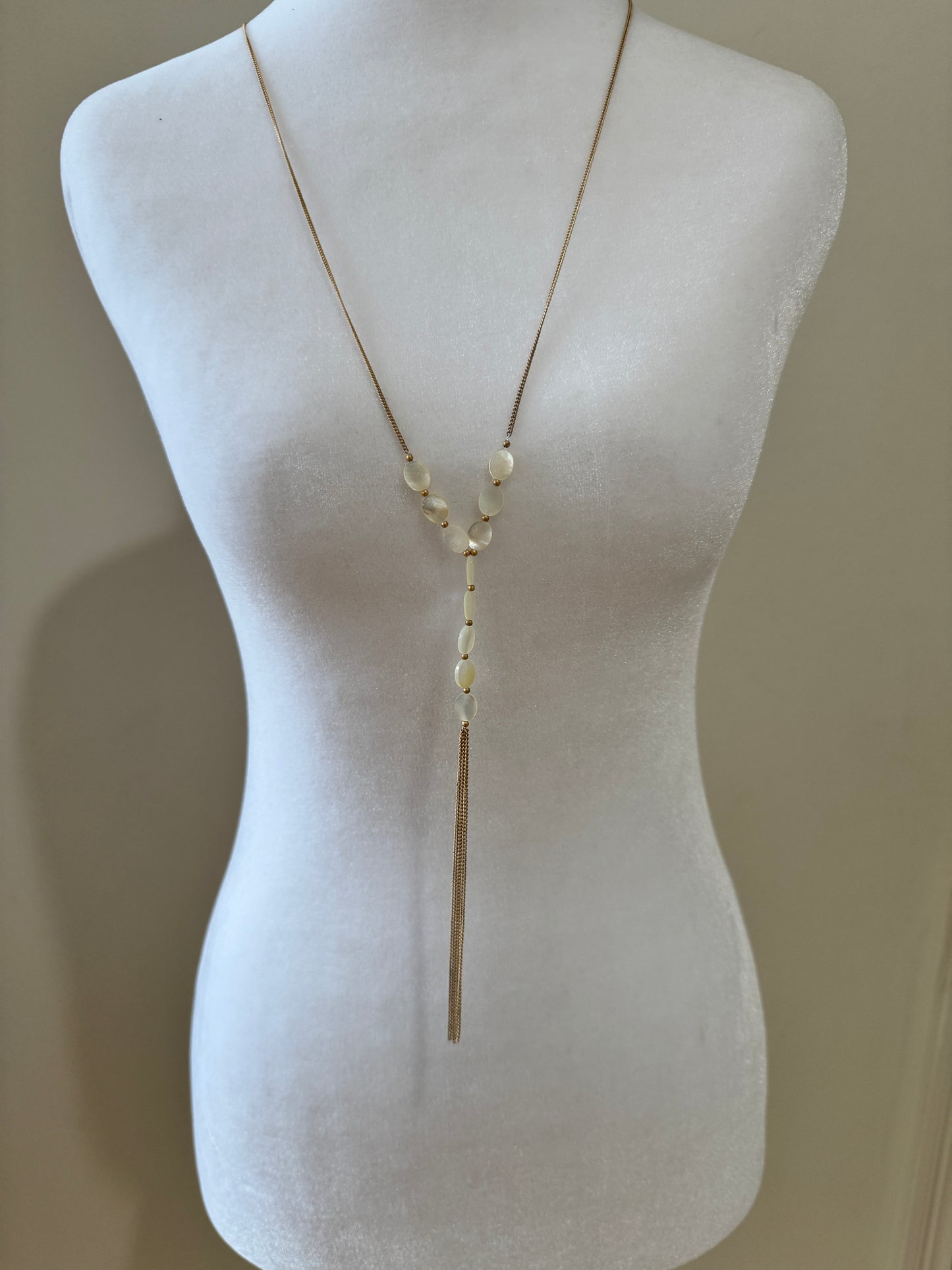 Vintage Mother of Pearl & Gold-Tone Lariat-Style Necklace – Adjustable Y-Drop Design
