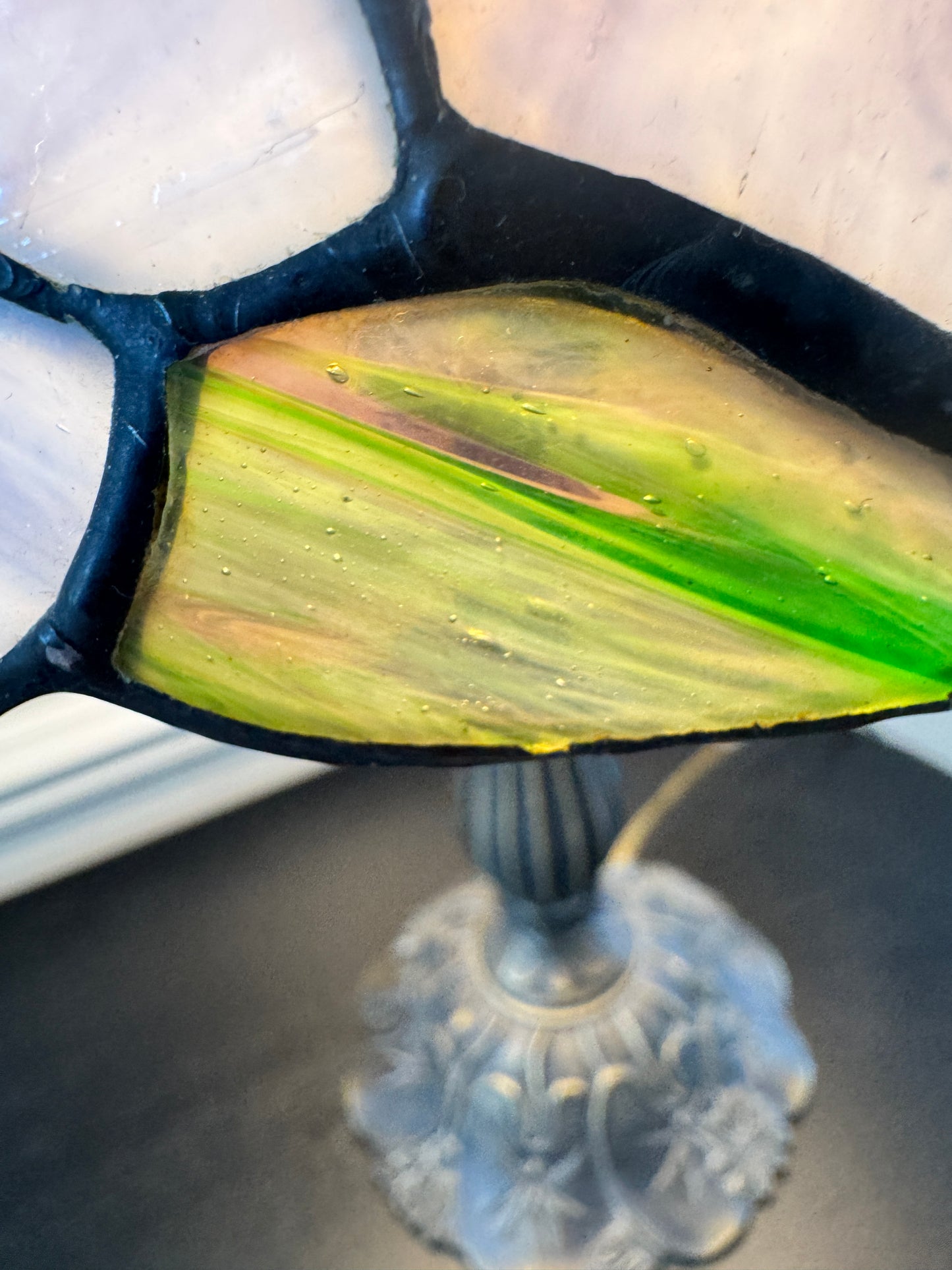 Vintage-Inspired Floral Stained Glass Table Lamp – 18” Tall