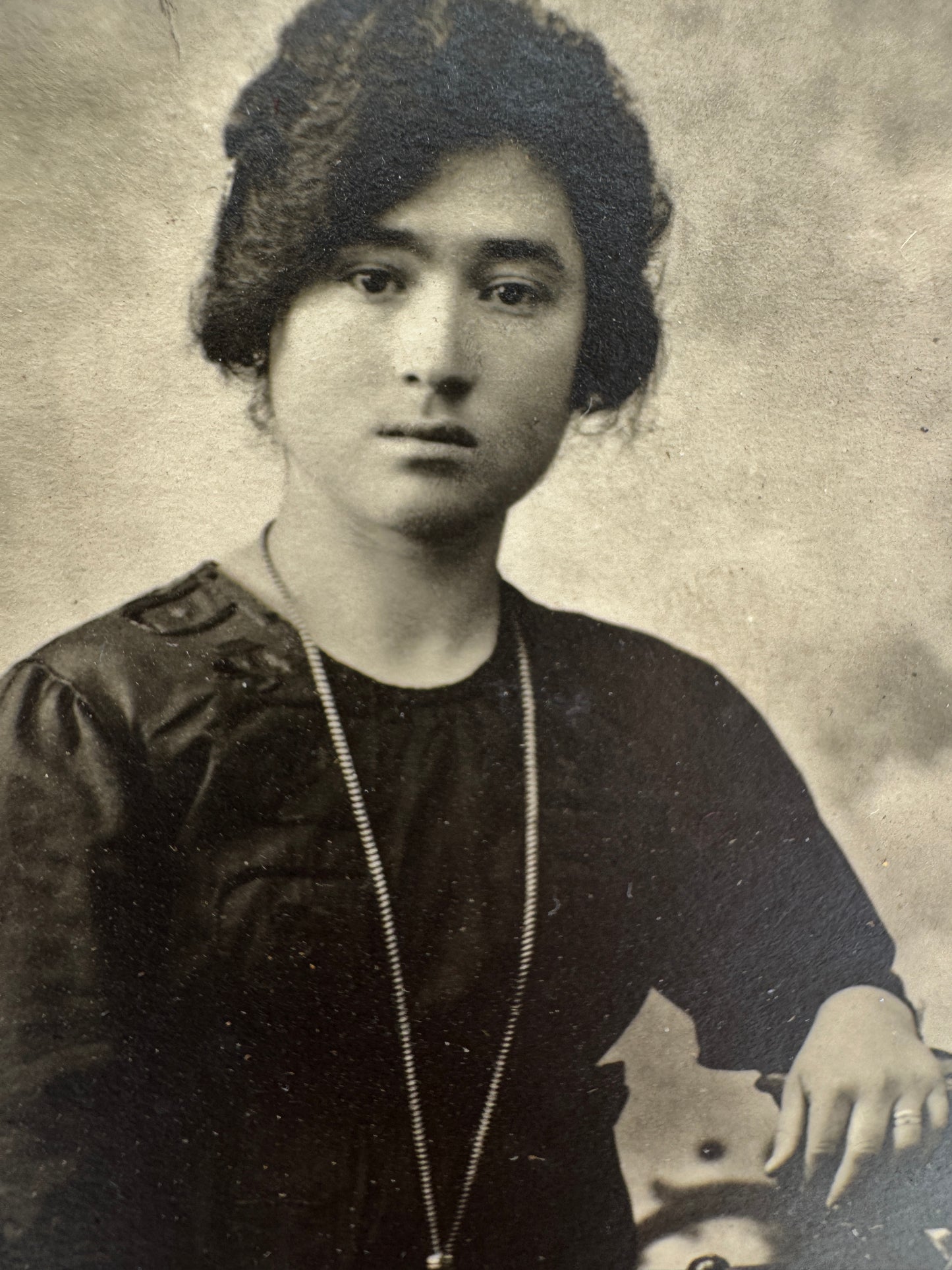 Antique 1900s Cabinet Card – Woman with Locket & Flowers (Italy)