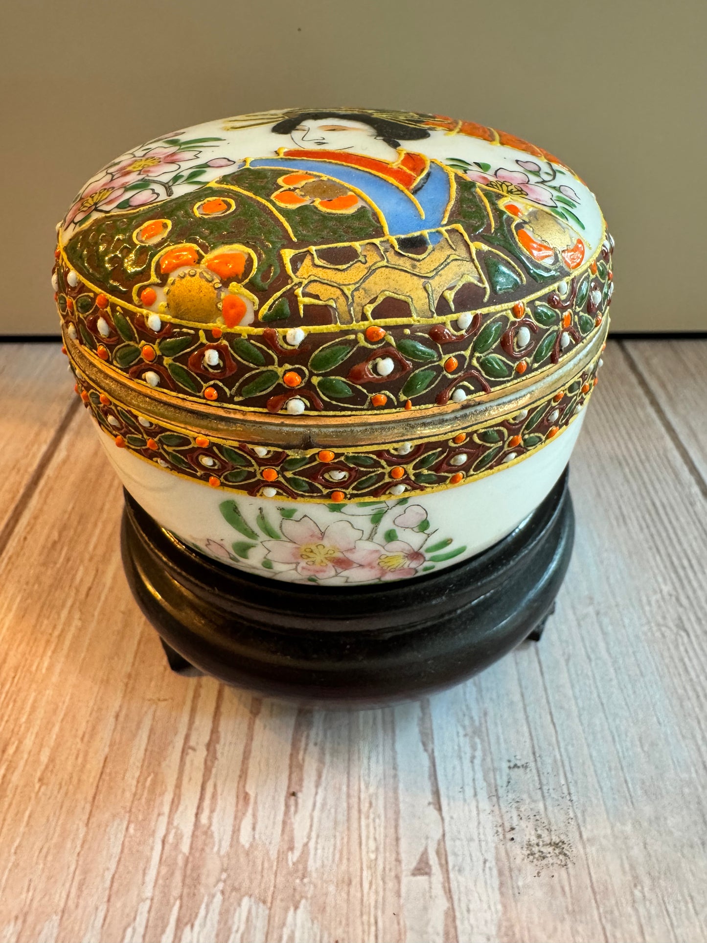 Japanese Lidded Trinket Bowl with Geisha & Moriage Detailing – Mid-Century, Hand-Painted