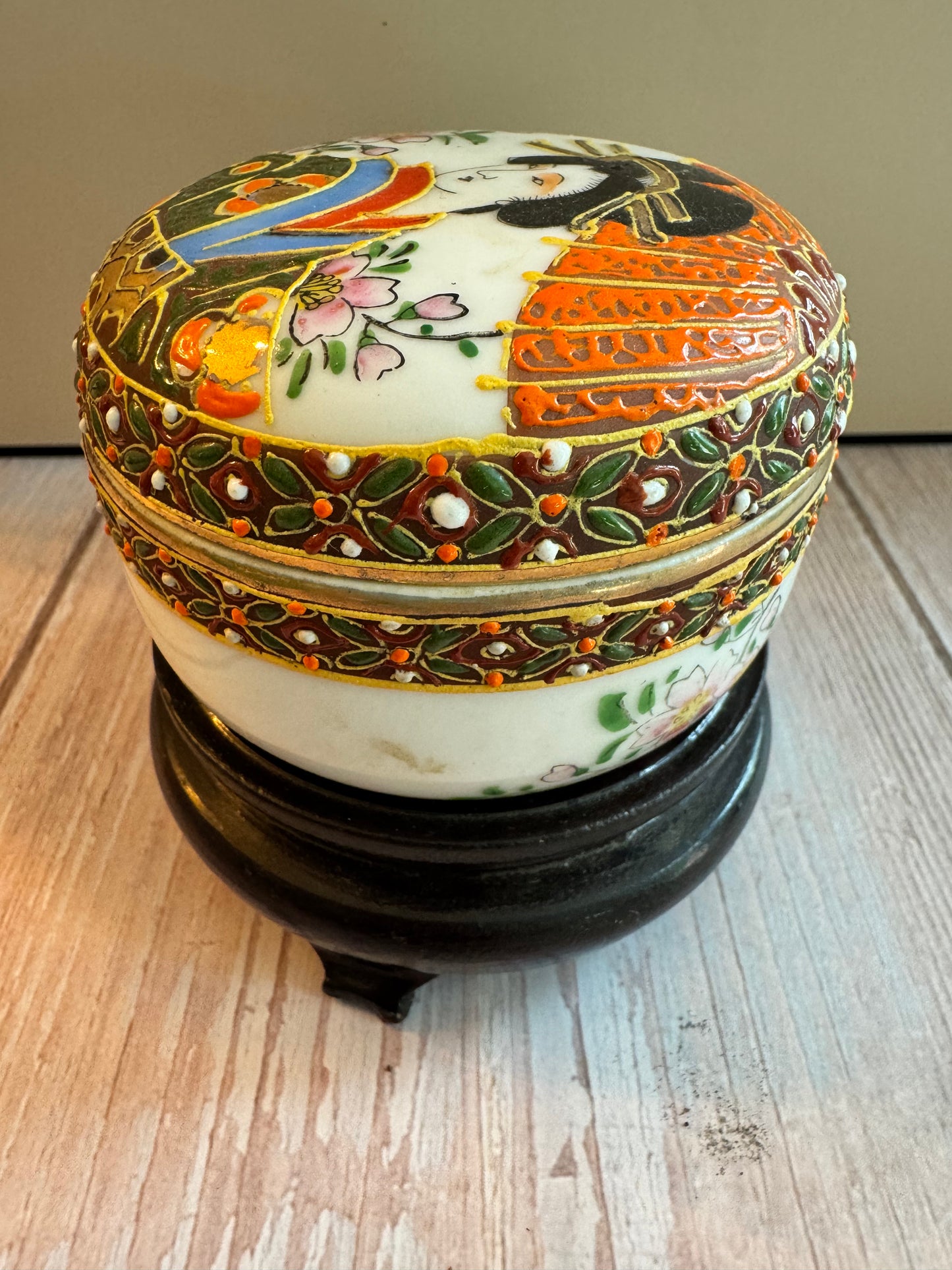 Japanese Lidded Trinket Bowl with Geisha & Moriage Detailing – Mid-Century, Hand-Painted