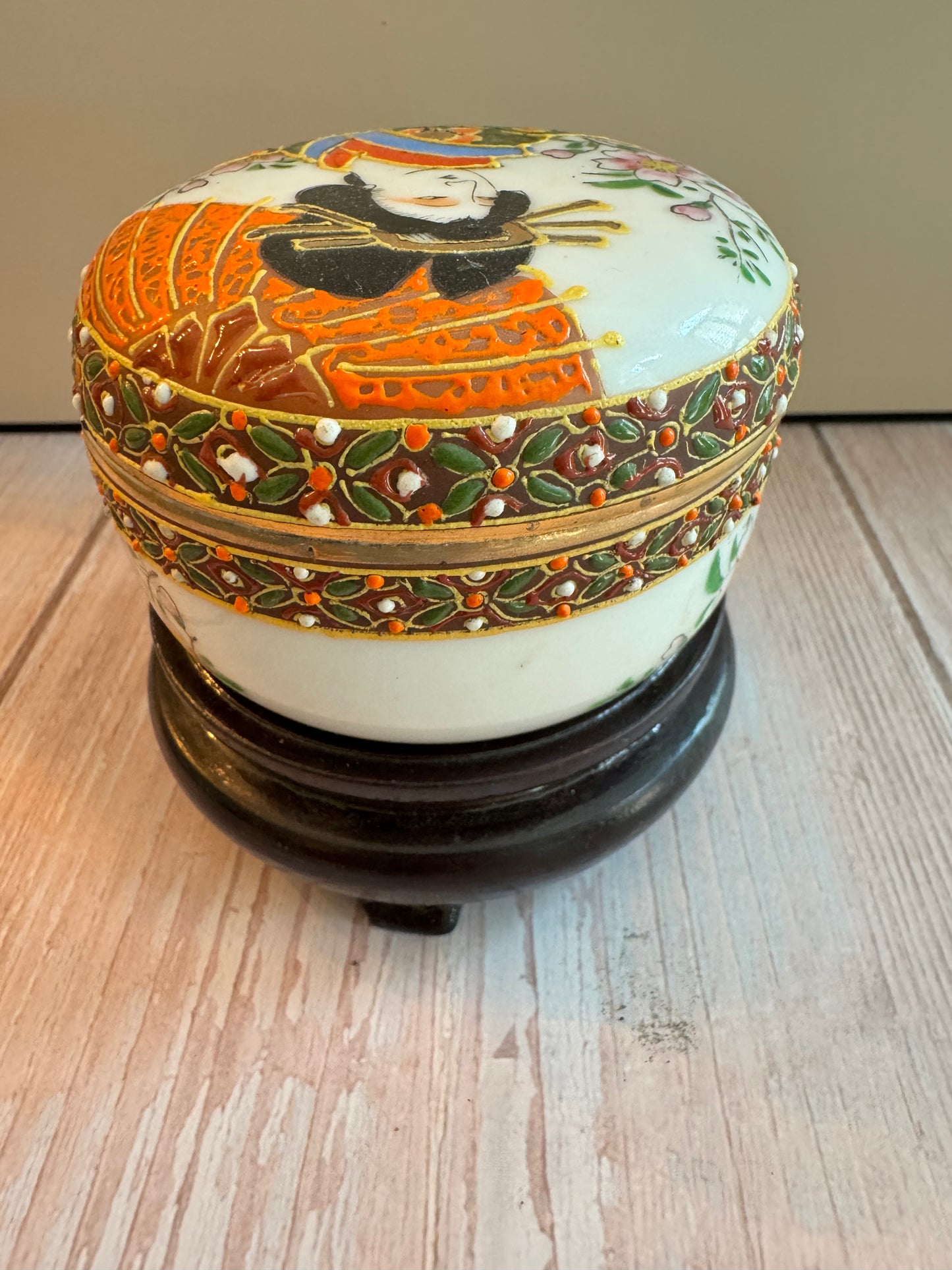 Japanese Lidded Trinket Bowl with Geisha & Moriage Detailing – Mid-Century, Hand-Painted