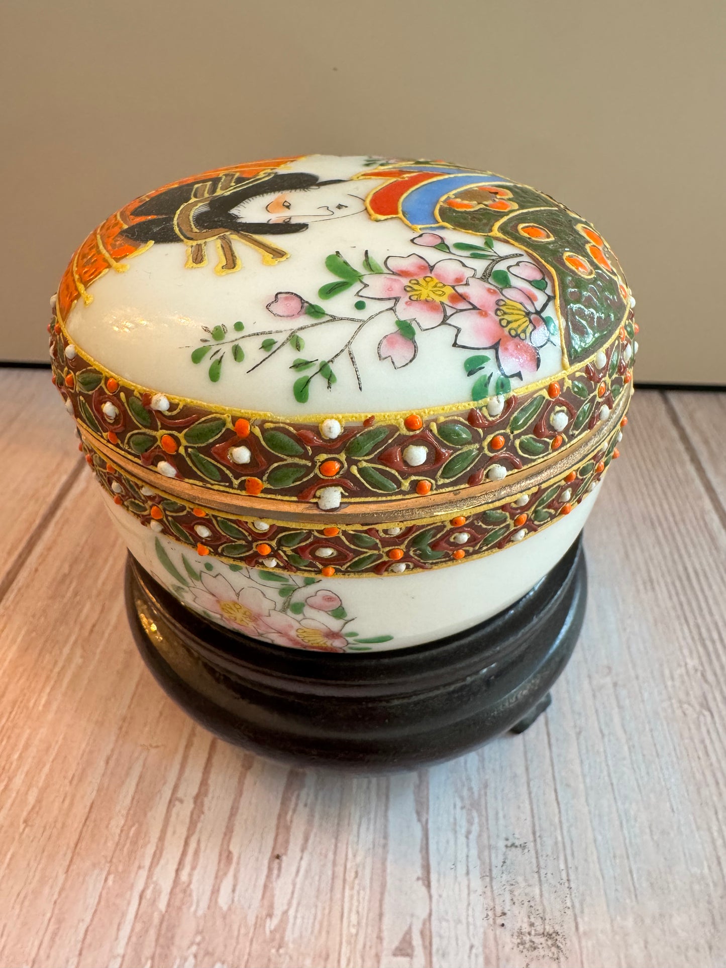 Japanese Lidded Trinket Bowl with Geisha & Moriage Detailing – Mid-Century, Hand-Painted