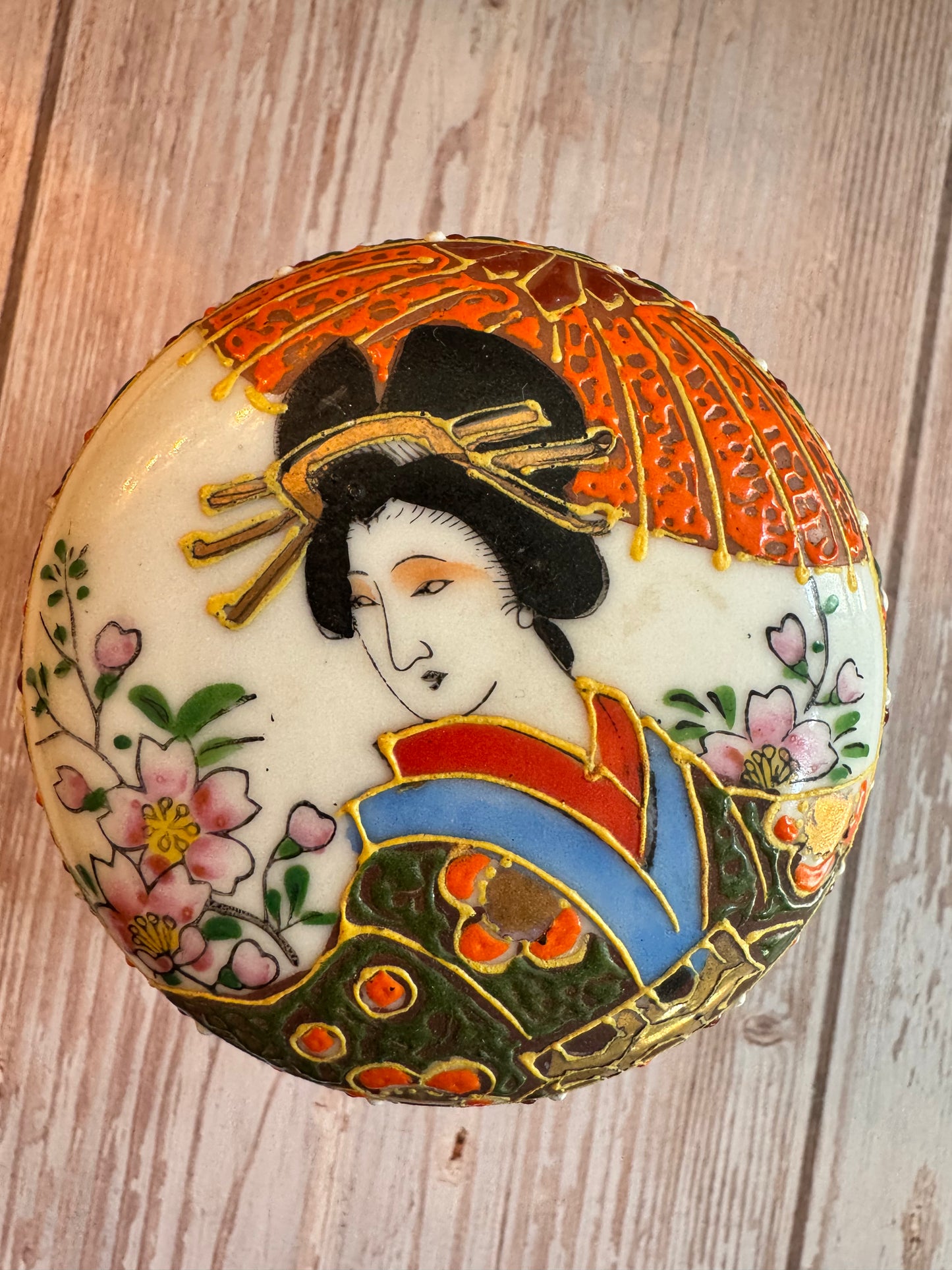 Japanese Lidded Trinket Bowl with Geisha & Moriage Detailing – Mid-Century, Hand-Painted