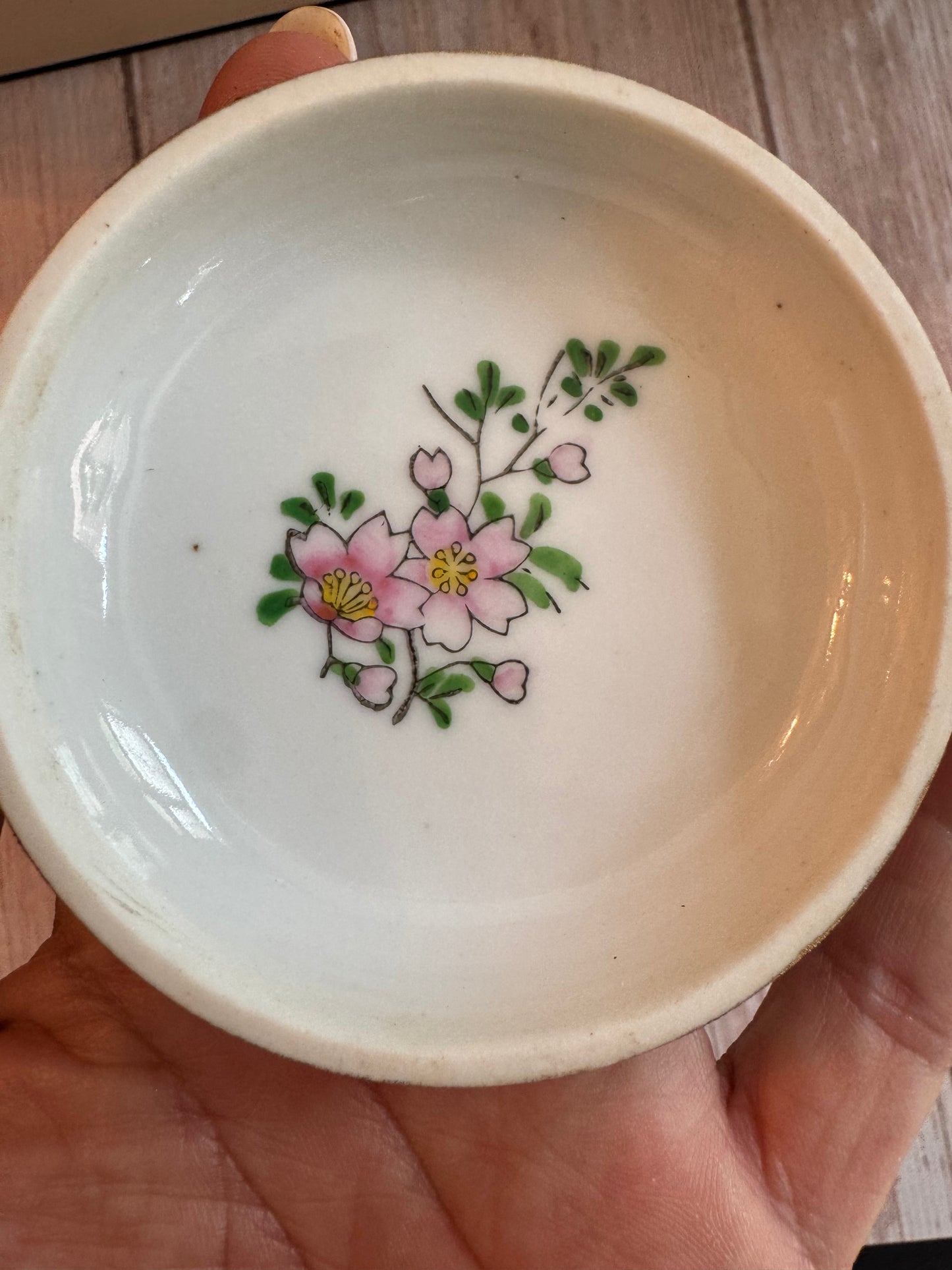 Japanese Lidded Trinket Bowl with Geisha & Moriage Detailing – Mid-Century, Hand-Painted