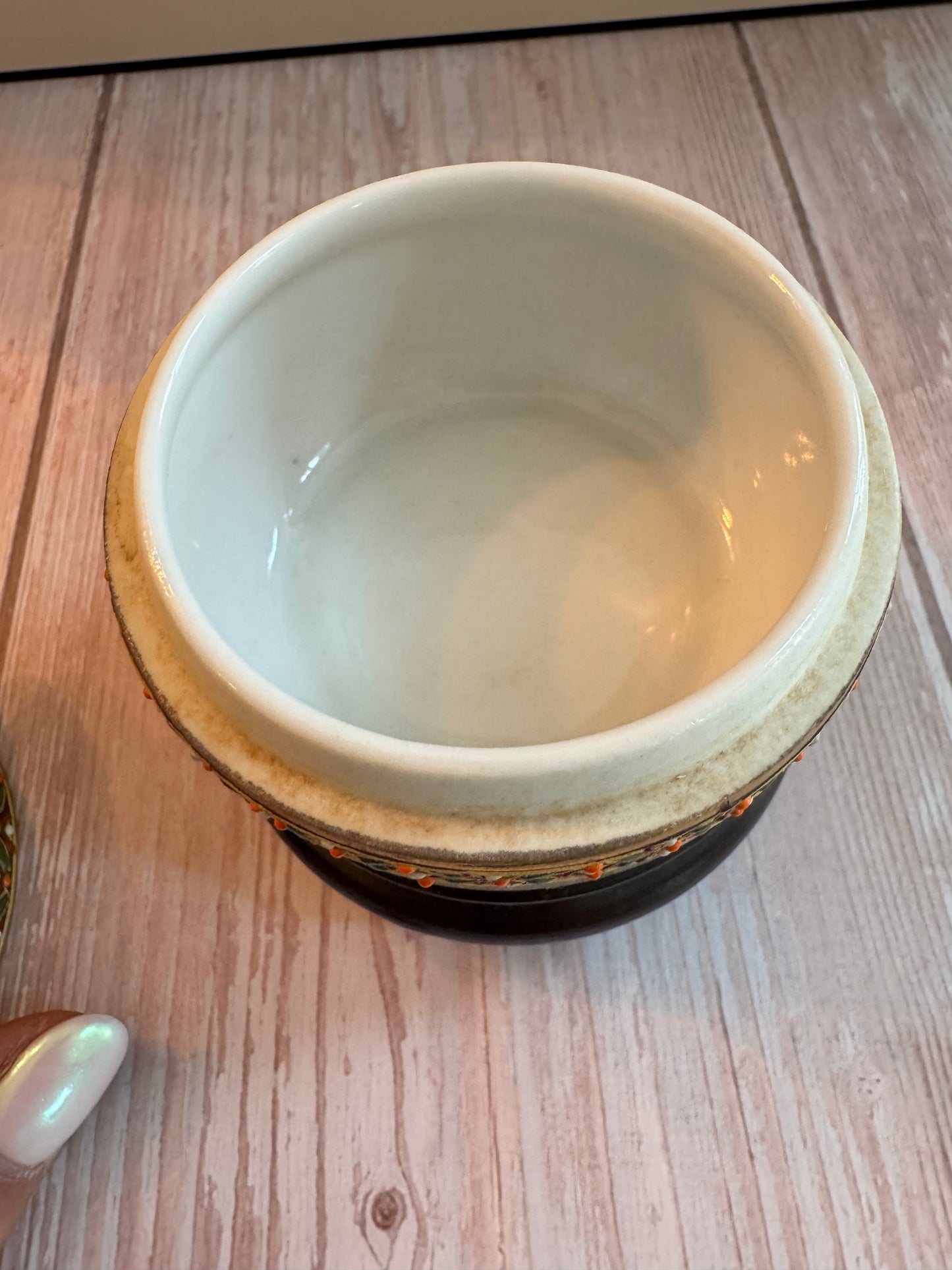 Japanese Lidded Trinket Bowl with Geisha & Moriage Detailing – Mid-Century, Hand-Painted