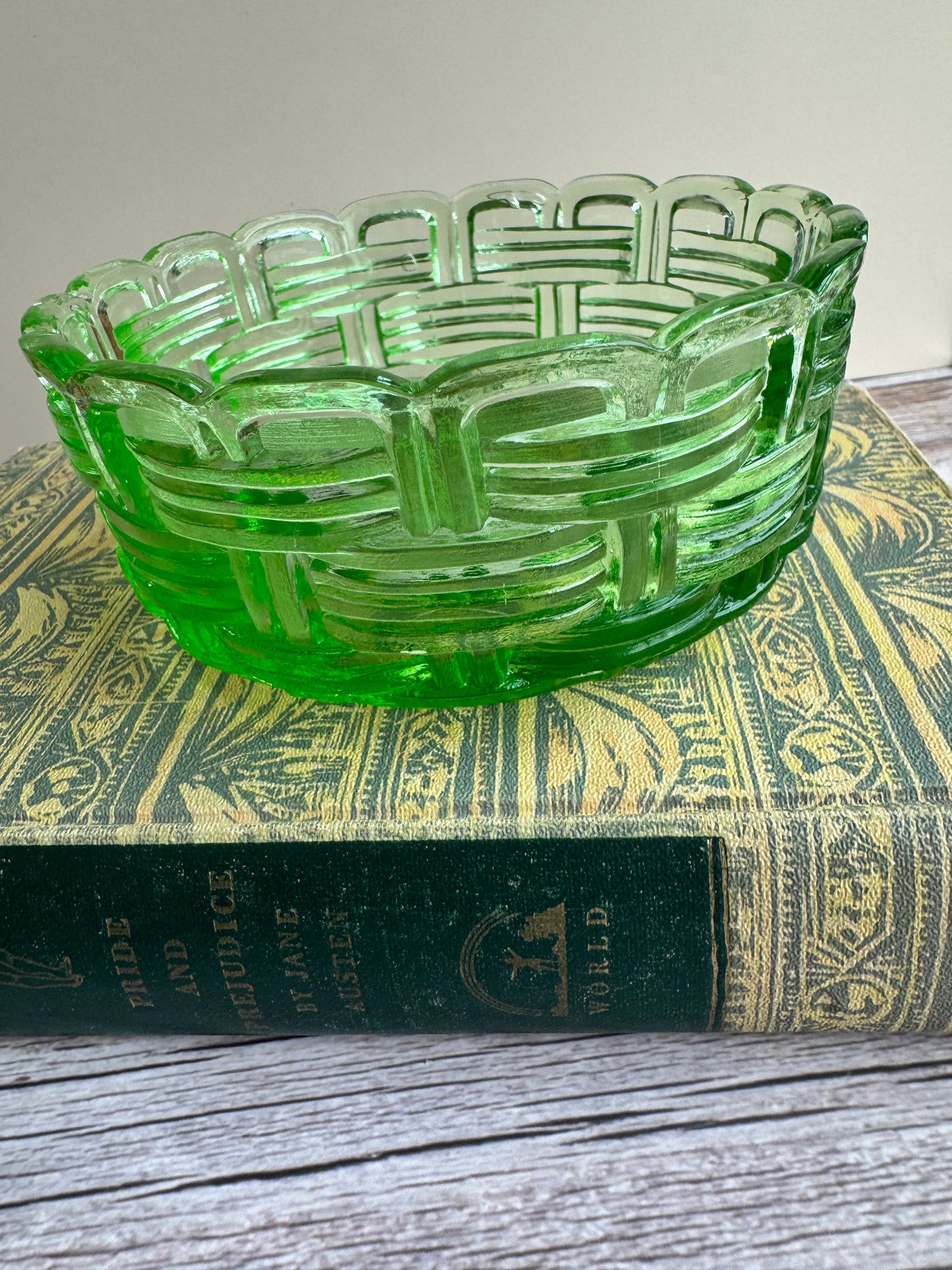 L.E. Smith Apple Green Wicker Pattern Glass Bowl – 1930s Depression Glass