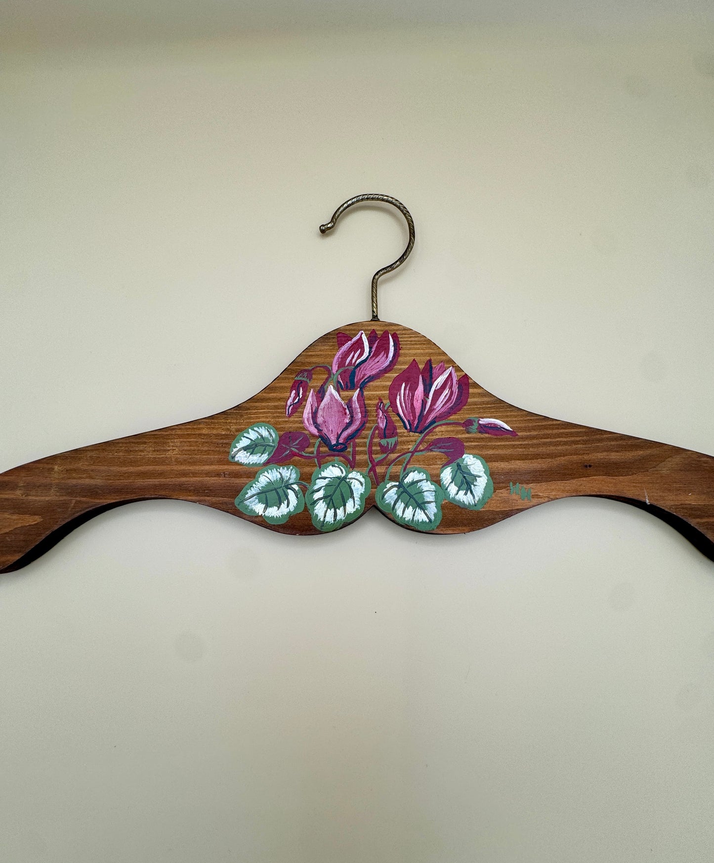 Hand-Painted Wooden Clothes Hanger with Cyclamen Flowers – Vintage Floral Decor