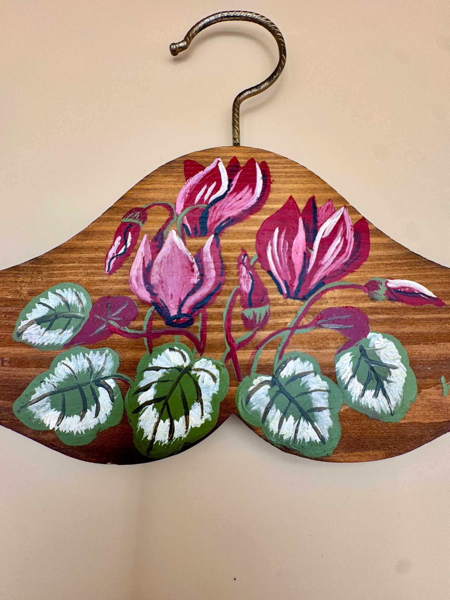 Hand-Painted Wooden Clothes Hanger with Cyclamen Flowers – Vintage Floral Decor