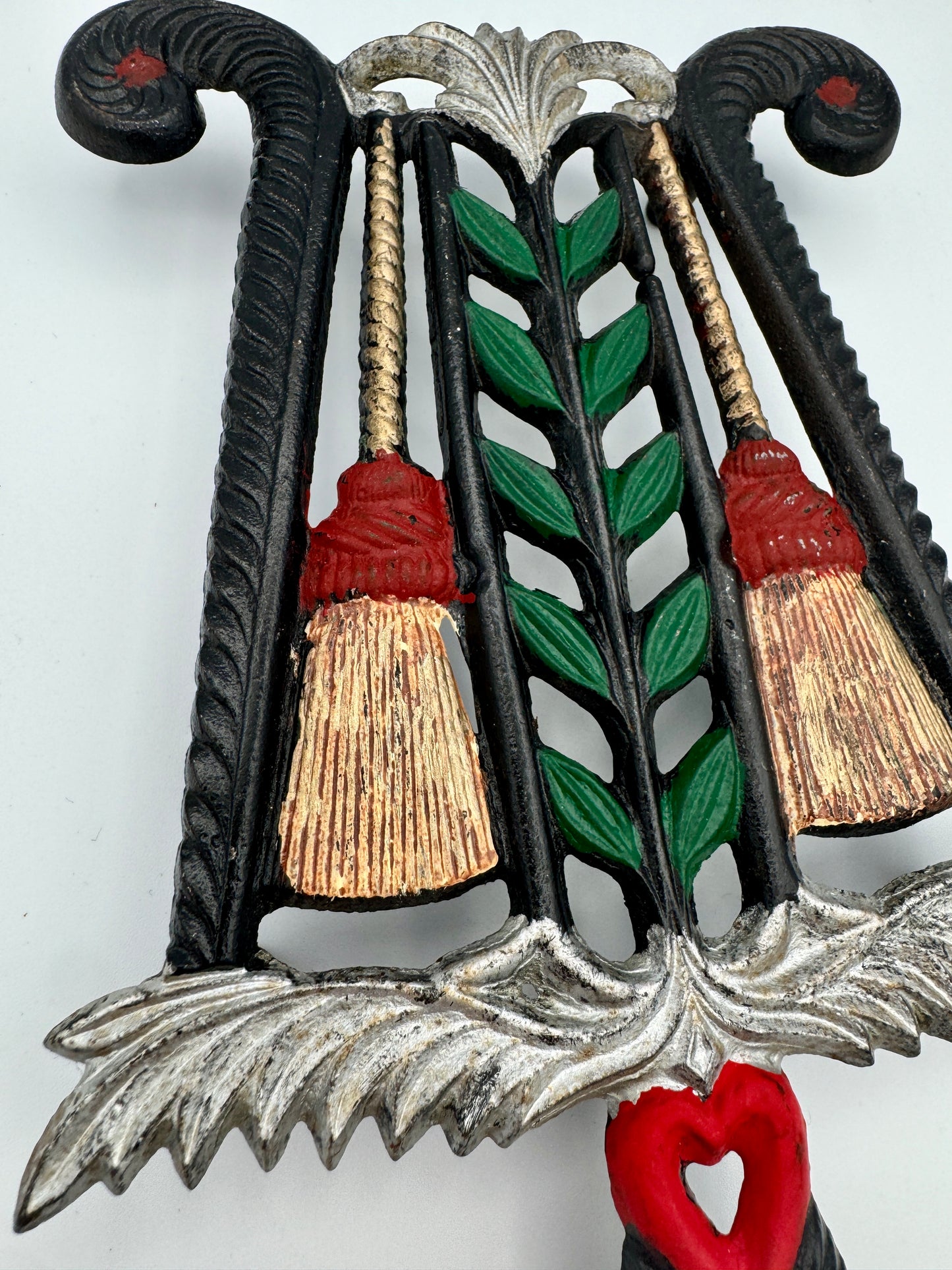 Vintage Virginia Metalcrafters Cast Iron Trivet – Marked VM 910